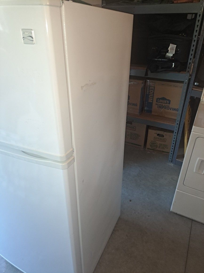 Refrigerator 