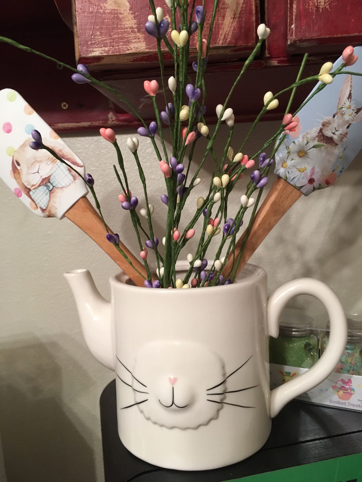 Easter tea pot no lid flower and spatula included