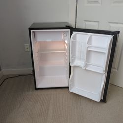 Magic Chef Mini Fridge/Freezer