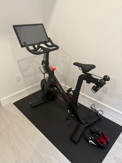 2023 Peloton Bike Bundle, Excellent Condition