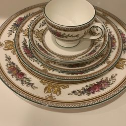 Wedgwood Dinnerware  Set For 6 , 25 PCs