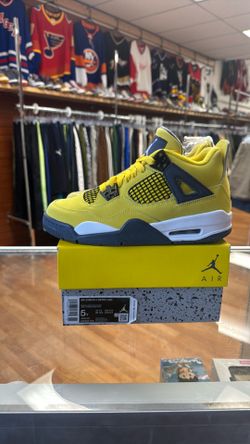New Jordan 4 Lightning size 5Y 6.5W