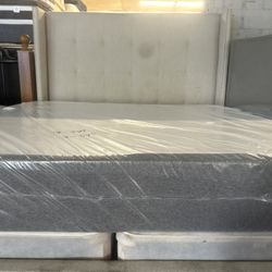 King-size mattress and boxspring and bed good condition free delivery