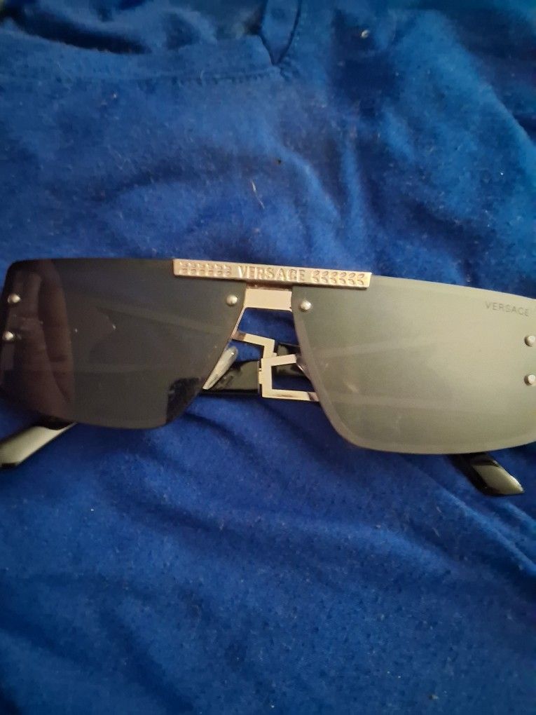 $400 VERSACE SUNGLASSES $400 OBO MAKE OFFER TRADE LOOK UP PART NUMBER N PICS