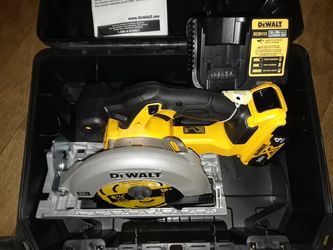 DeWalt 20 volt Max Advanced model dcs391 6 and 1/2 in circular saw kit with XR battery charger and hard shell case