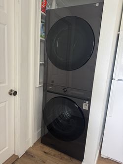 Samsung Bespoke Washer and Gas Dryer Stacked Laundry (Brushed Black )