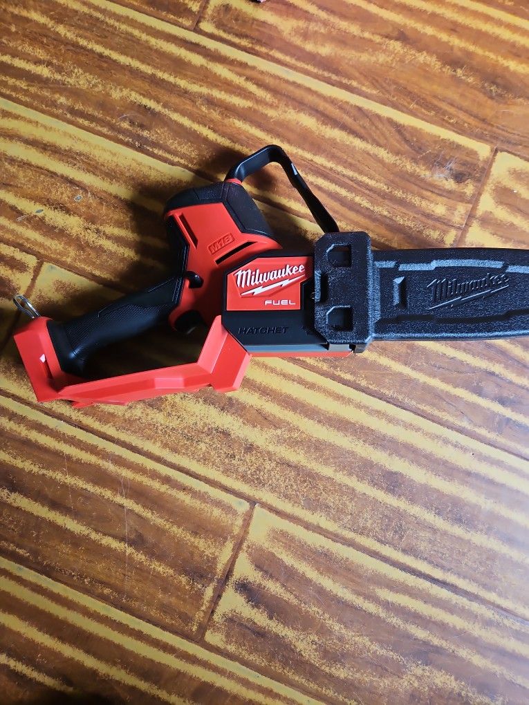 Milwaukee M18 Hatchet Pruning Saw