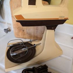 Sunbeam Mixmaster 10 Speed, Works, Cord, Beaters, Left Doesn't Click In, No Bowl (2F)02126 2 - 6w, Use As A Stand Mixer Or Hand Mixer.