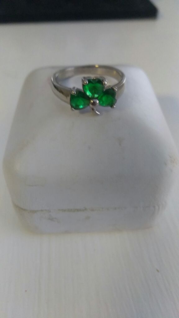 Fun clover ring