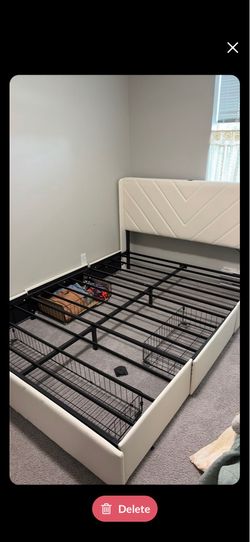 Comhoma queen bed frame in excellent condition.