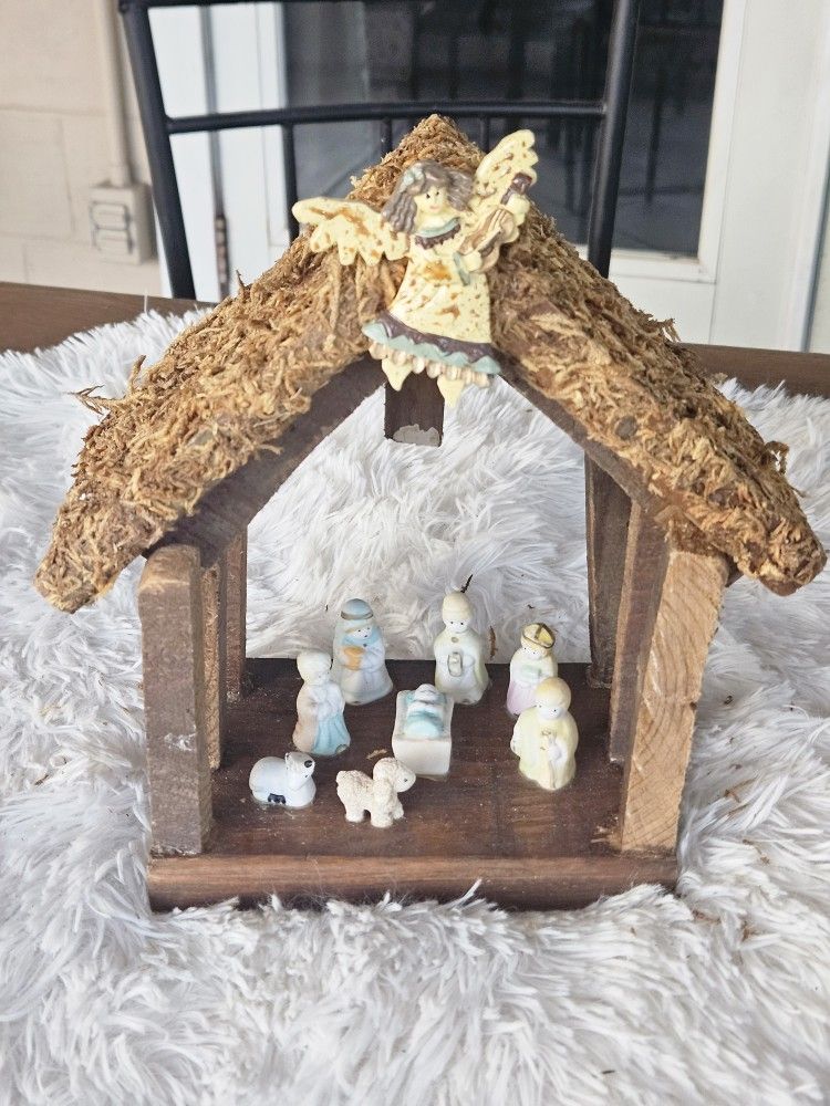 HANDMADE BY ME & GRANDDAUGHTER.  Nativity scene of Baby Jesus
Pesebre del Niño Jesus hecho por mi nieta y Yo