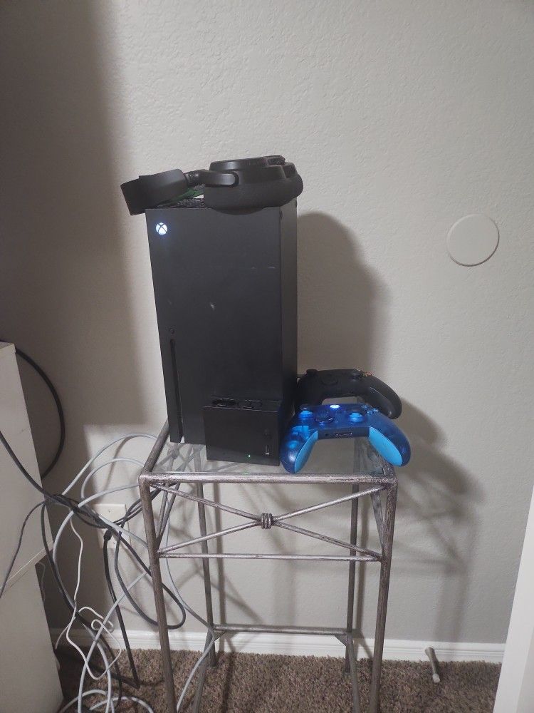 Xbox Series X 1TB, Turtle Beach Headset, Two Controllers, Attached Charger