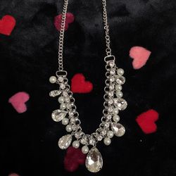 Gorgeous Diamond Shape And Pearl Necklace With Earrings Included 