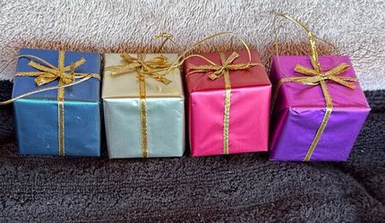 š Set of 4 Gift Box Christmas Ornaments