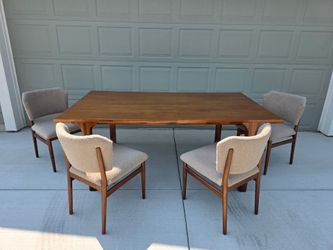 Dania Furniture Dining Table & Chairs (4)