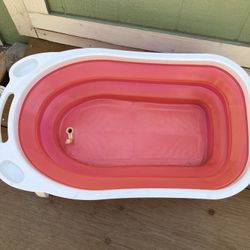 Collapsible pet bathtub