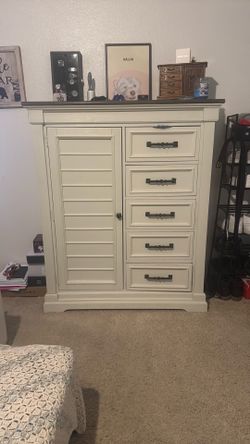 Moving sale - 3/peice Bedroom set for sale - King size mattress included.