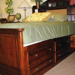 Full Size Bed with Drawers and Matress