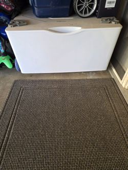 Washer dryer pedestal