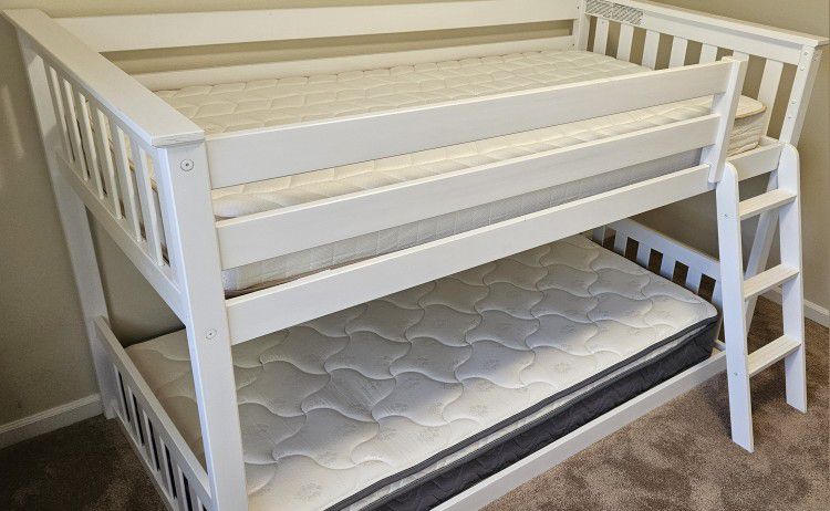 Max & Lily Over Twin Low Bunk Bed. Bed story and Inofia mattresses