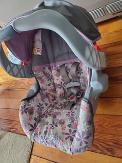 Graco infant carseat with base no accidents exp 2021