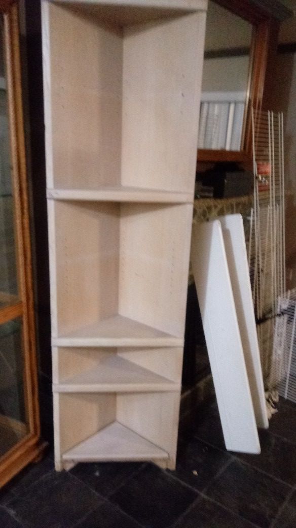 Corner shelf