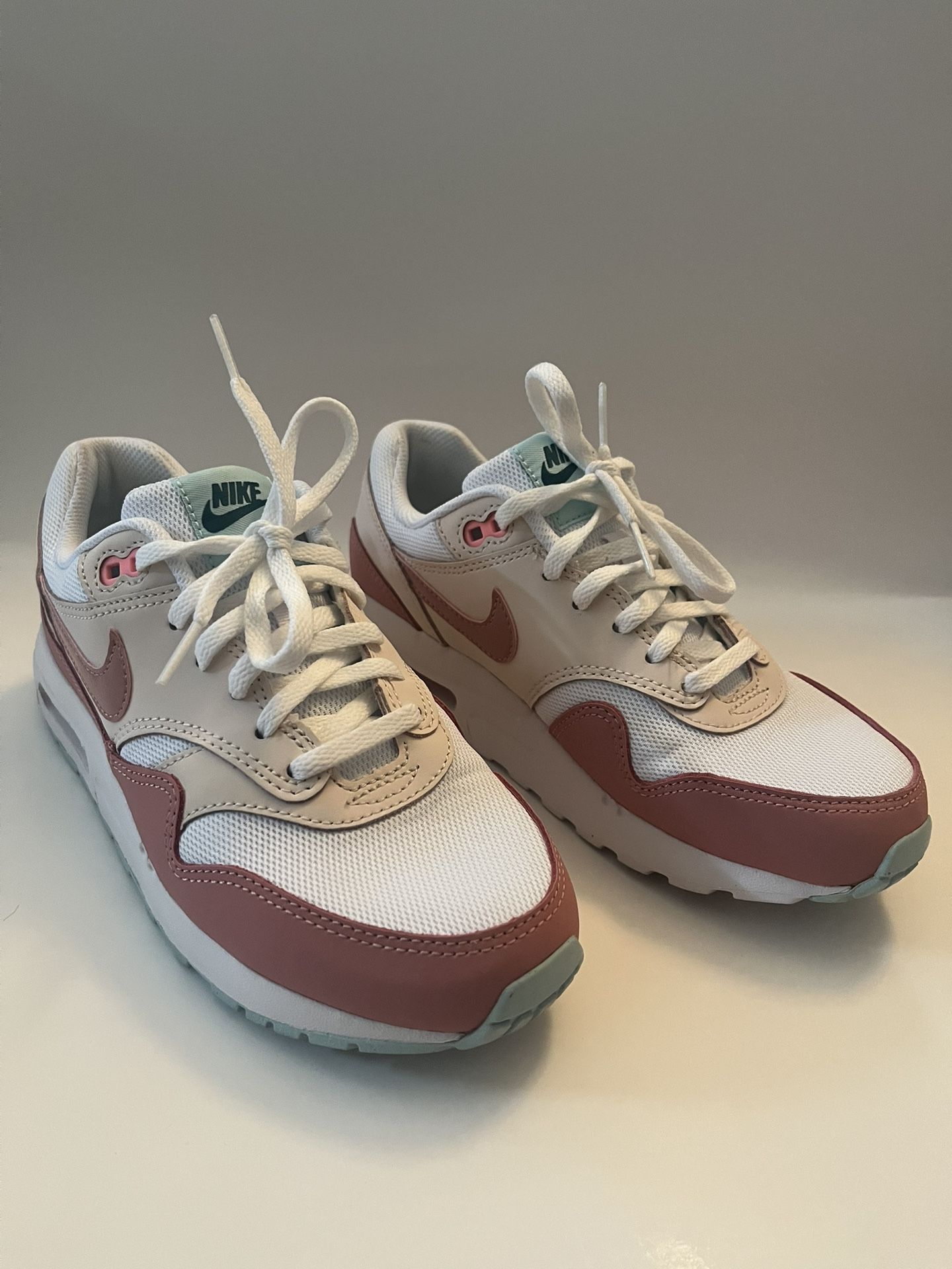 Women’s Air Max (Size 7)