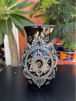 Hermoso florero nuevo $20 .