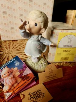 Precious Moments 'Happiness Is At Our Fingertips' Figurine