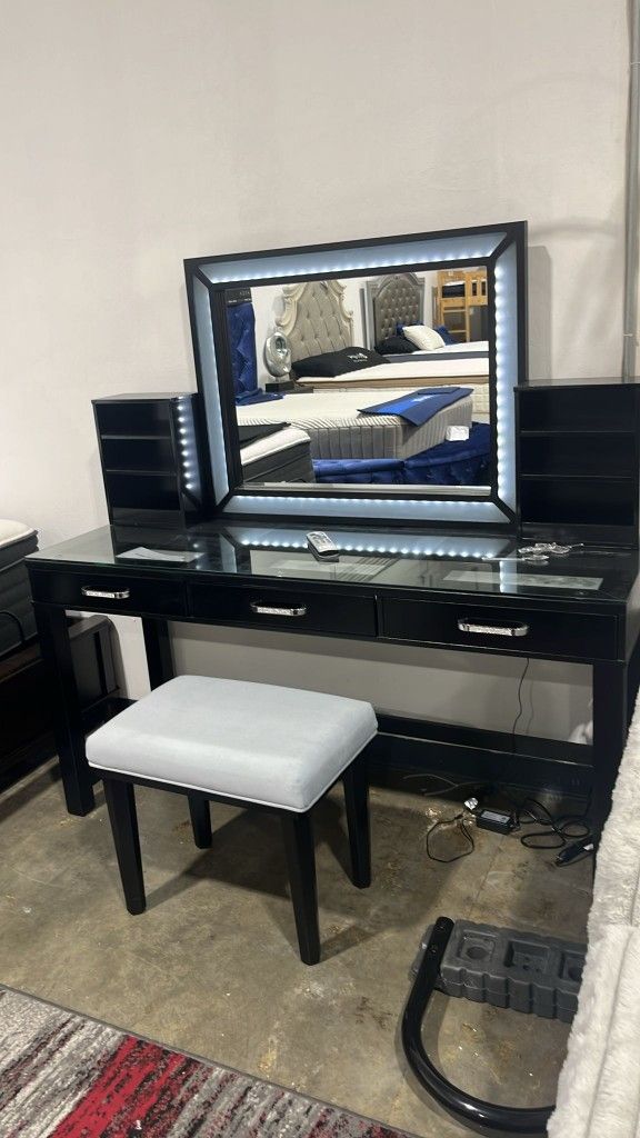 Vanity Desk And Mirror $10 Down Payment Financing and delivery Available