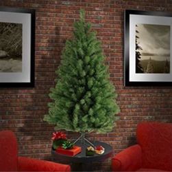 Christmas Tree 4’ NO LIGHTS Excellent Condition