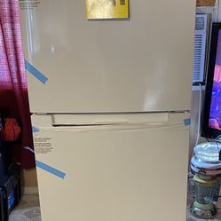 Magic Chef 10.1 cu. ft. Top Freezer Refrigerator in White