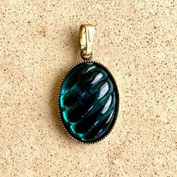 🟢 Beautiful, new old stock green textured pendant in vintage gold tone setting