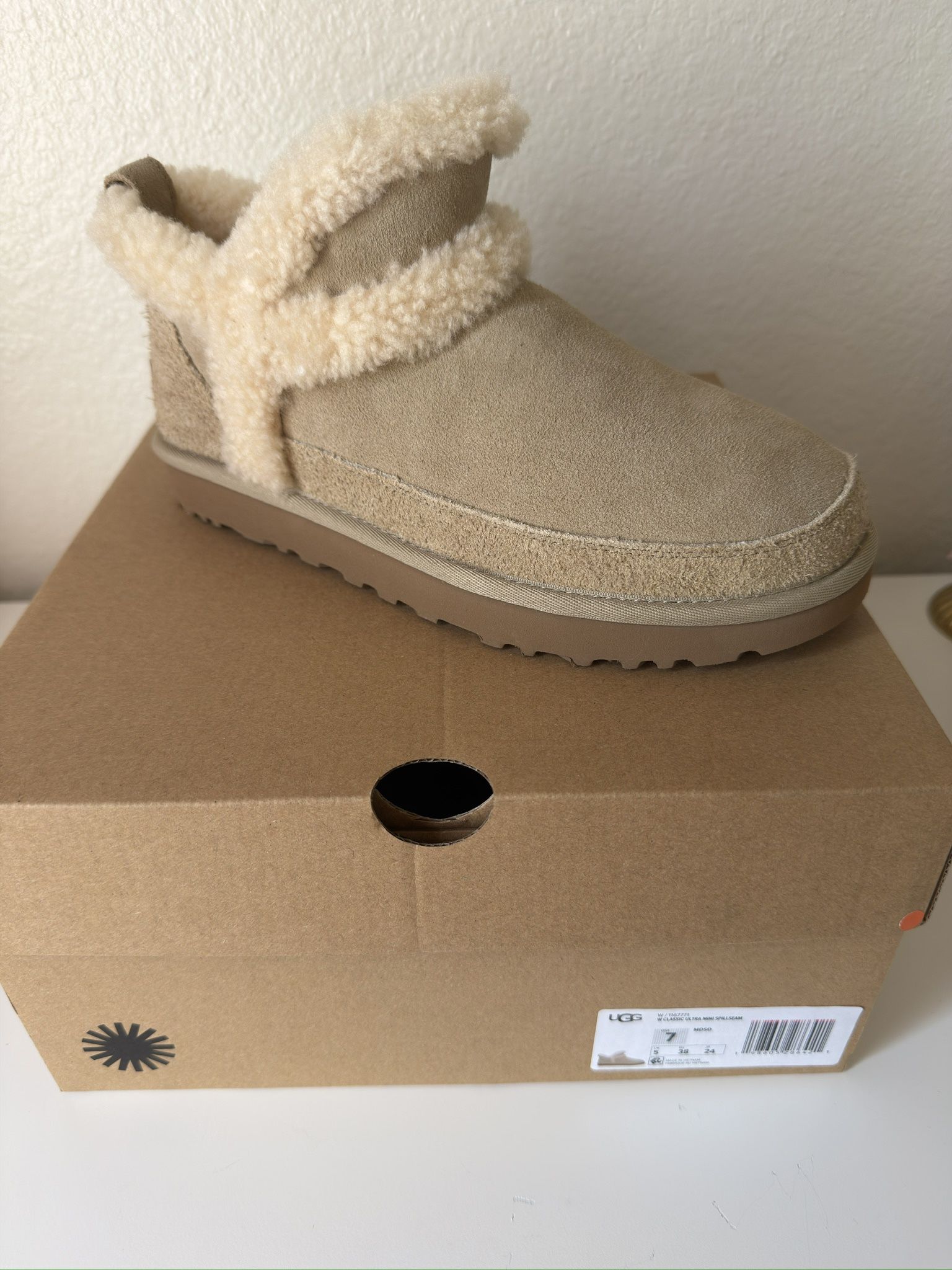 UGG Boots Women Size 7 New 