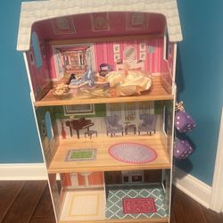 Doll House With 3 Dolls And Furniture