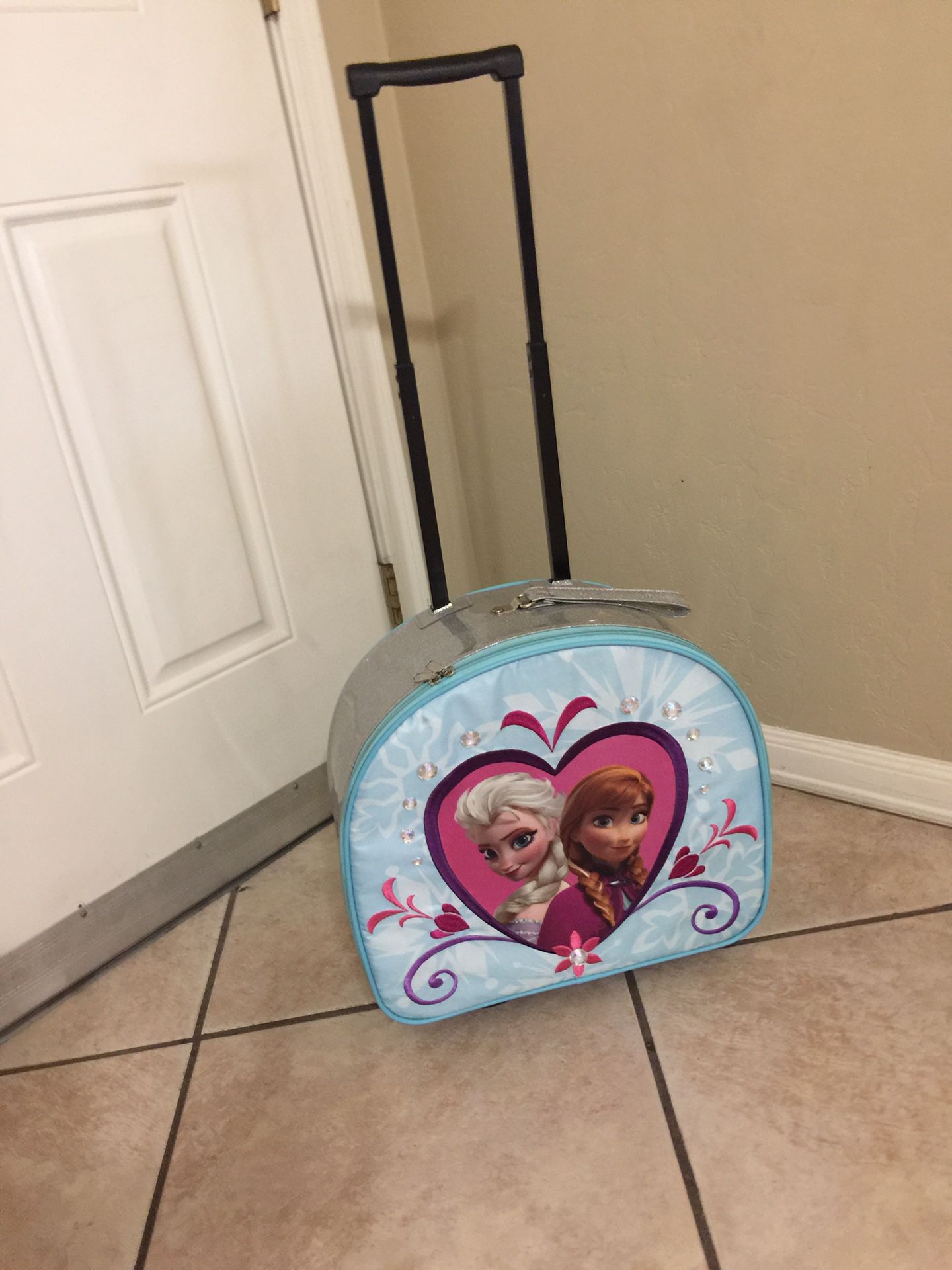 suitcase for girl ana and elsa excellent condition