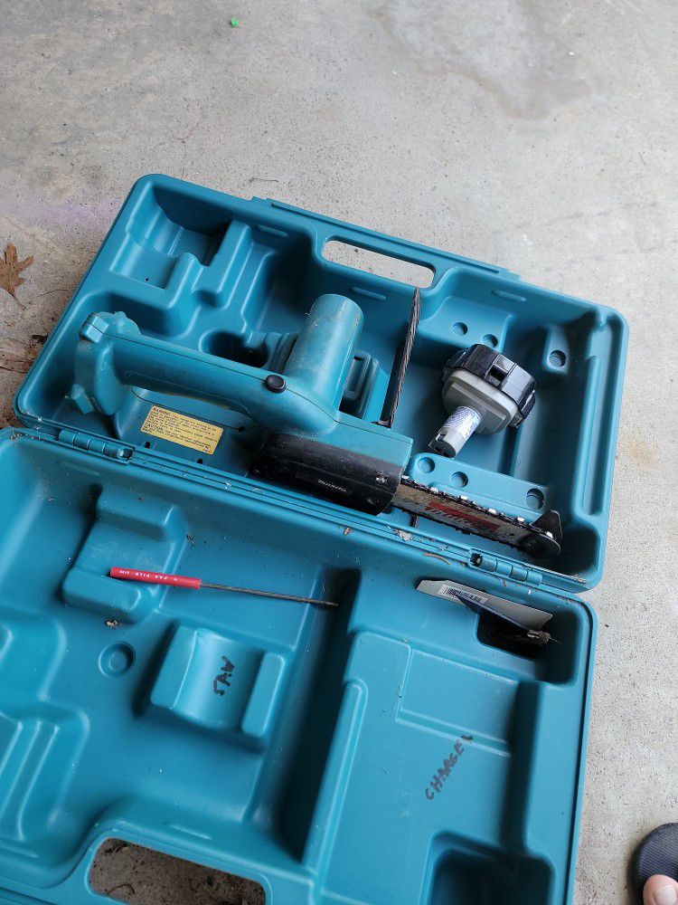 Makita Chainsaw And Battery No Charger