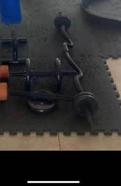 Ez-curl bar with adjustable dumbbell set