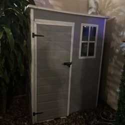 Free outdoor storage shed – you remove / Cobertizo gratis – usted lo desmonta
