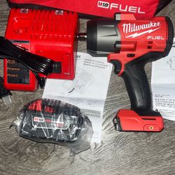 Milwaukee M18 FUEL 1/2 HIGH TORQUE IMPACT WRENCH Combo Kit 