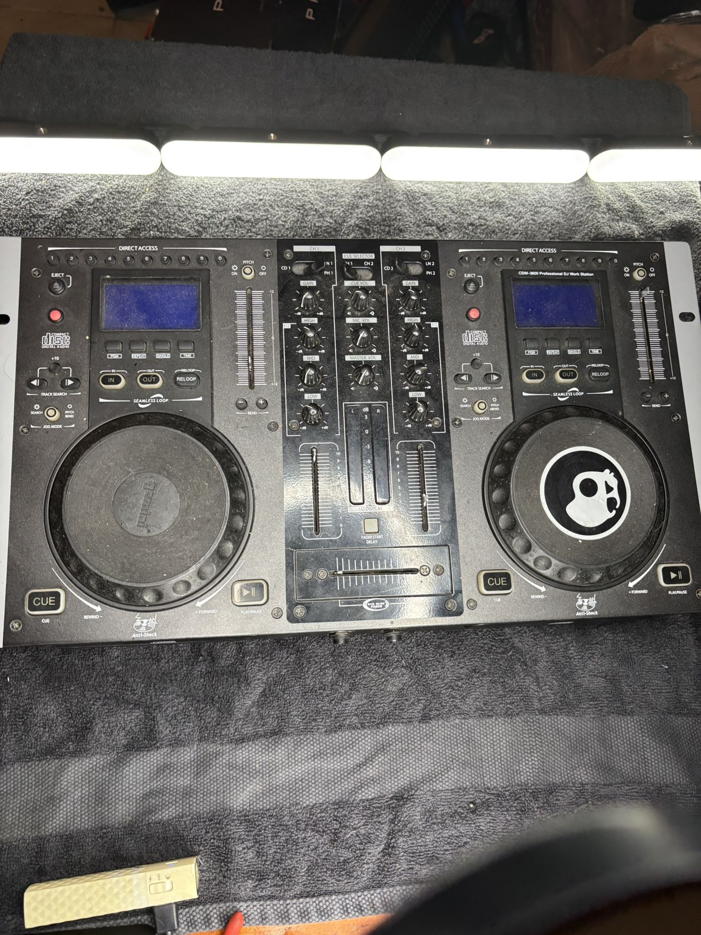 Gemini CDM-3600 Professional DJ Work Station