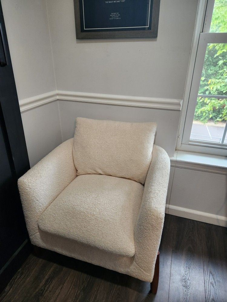 Elroy Accent Chair With Wooden Legs