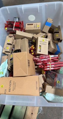 Revlon makeup Box 194 pieces