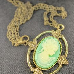Antique Style Retro Vintage Inspired Green Cameo Pendant Bronze Look Necklace 