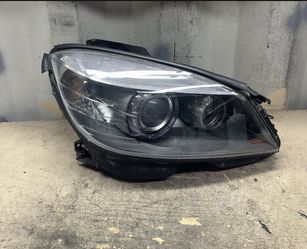 2008 2009 2010 2011 Mercedes-Benz C250 C300 C350 C63 Right Passenger Side Headlight OEM