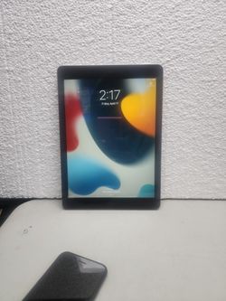 Apple IPad 5th Generation Model MP2H2LL (2017) Gray 9.5