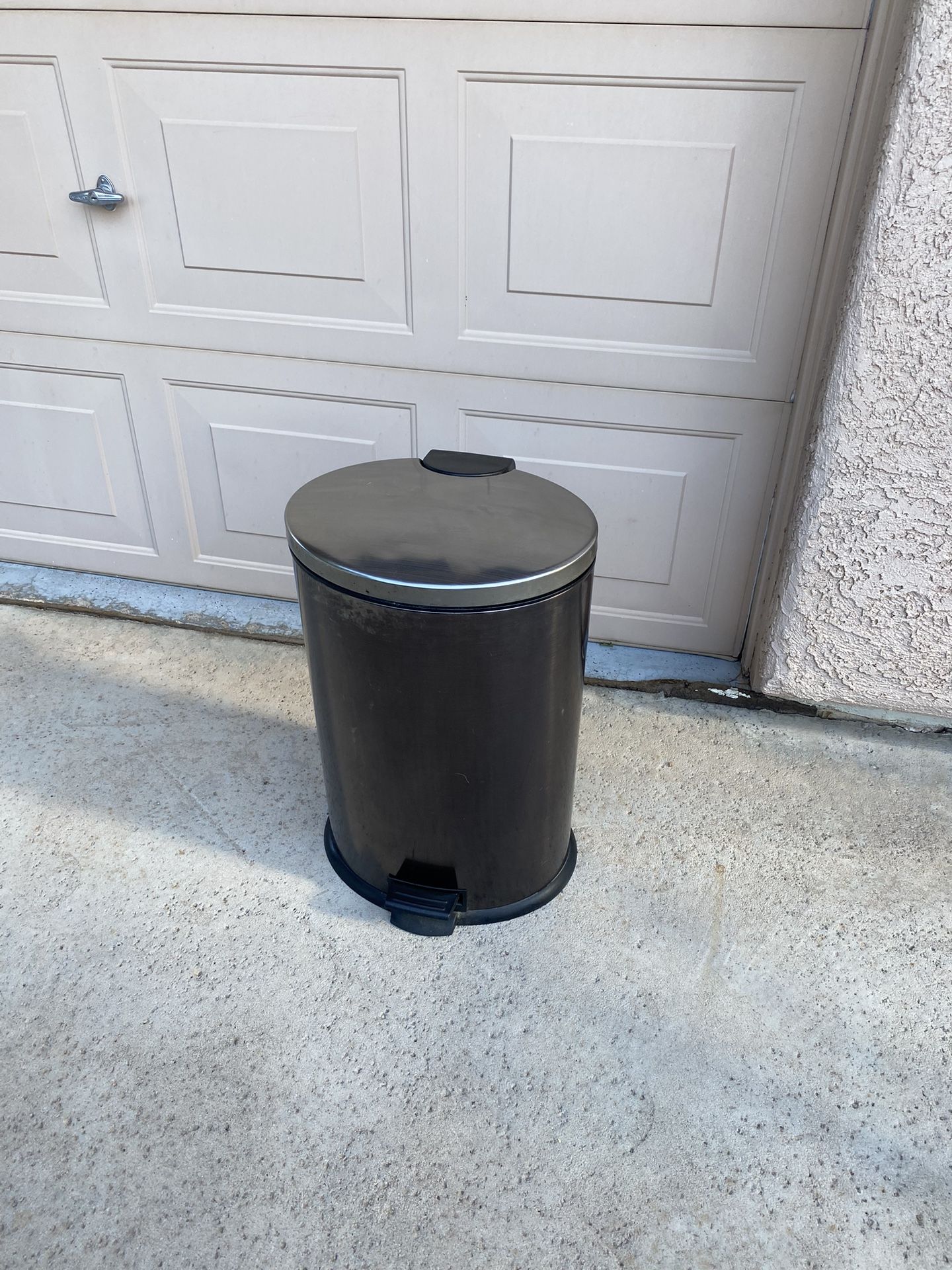 Trash Can with Lid