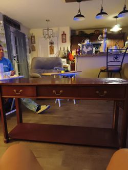 Entrance table