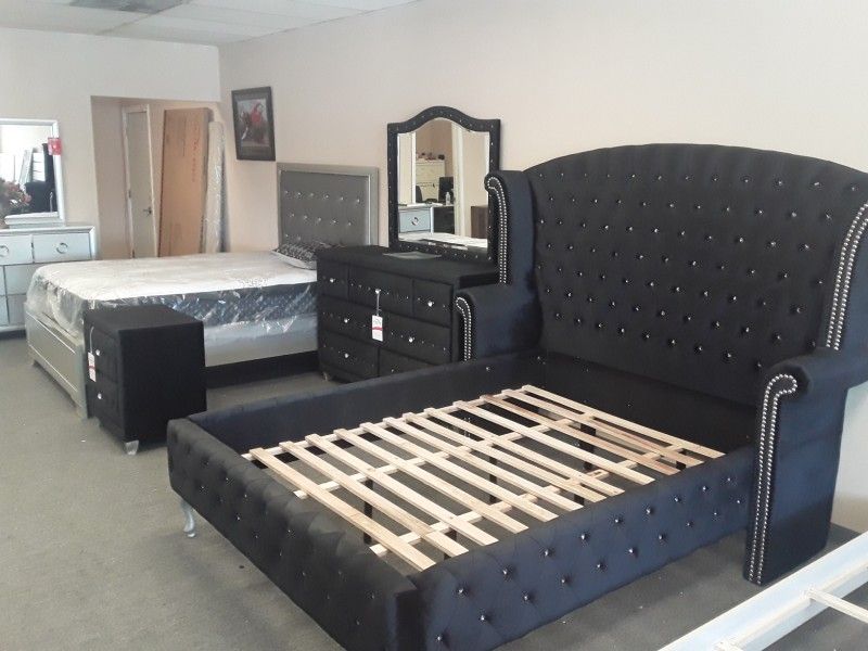 4pc Queen Bedroom set With Queen Bedframe Dresser mirror Nightstand.