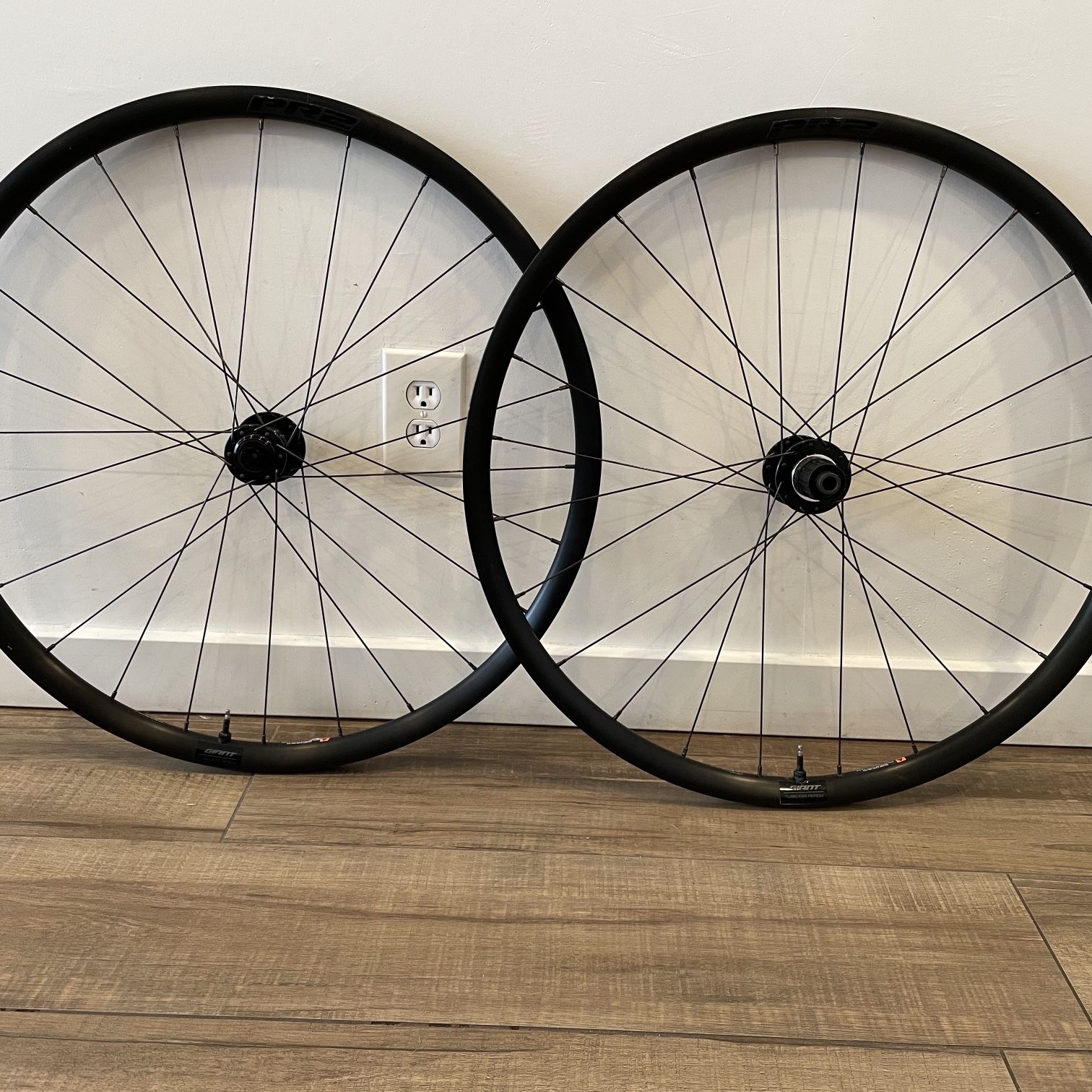 Giant PR2 Disc Aluminum Tubeless 700c Wheelset for Sale in Phoenix